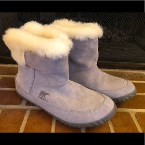 Size 10, women’s Sorel fleece lined, fur topped Grey boots.